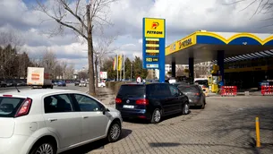VIDEO | Românii vor beneficia de o compensare de 50 de bani la litrul de carburant, direct de la pompă. Cât timp se va aplica măsura