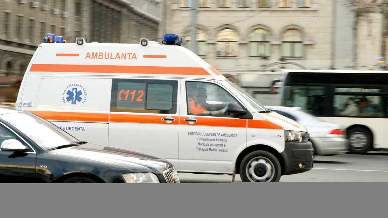 O ambulanță și o motocicletă de transport sânge, stropite cu acid într-o parcare din Târgu Mureș