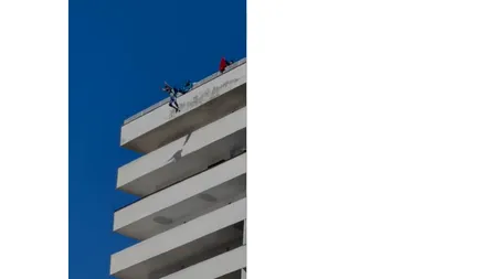 Salt. Un temerar parașutist a reușit să supraviețuiască după plonjat pe un bloc cu 10 etaje din Râmnicu Vâlcea