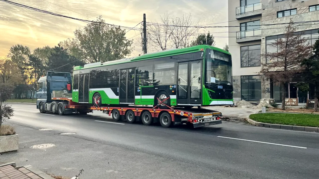 Stelian Bujduveanu, viceprimarul Capitalei anunță că cele 51 de autobuze electrice BMC au ajuns în București