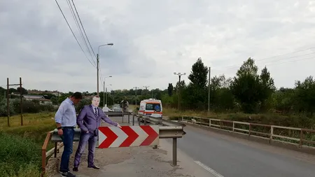 Protest inedit. O replică din carton a primarului din Galați a fost amplasată la intrarea pe un pod stricat: Genială idee