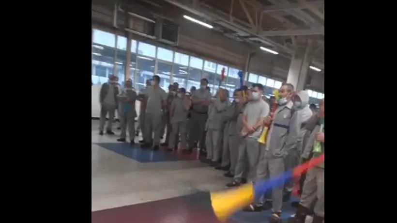 VIDEO | Protest spontan la Dacia. Angajații au oprit lucrul