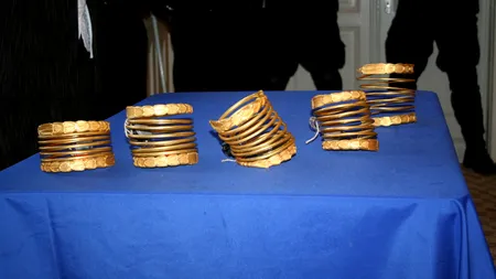 Cum au scăpat de închisoare persoane care au furat brățări dacice din Sarmizegetusa Regia și le-au vândut. Prejudiciul fusese stabilit la peste 1,4 milioane de euro