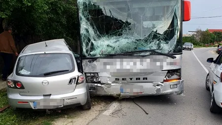 Accident rutier în Argeș. Un autobuz a lovit două maşini parcate. O persoană a fost rănită