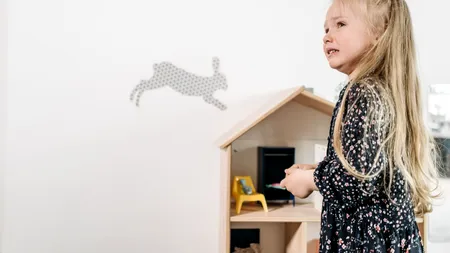 Momente cumplite! O fetiță de numai 3 ani și-a găsit mama fără suflare în pat. Copila credea că doarme