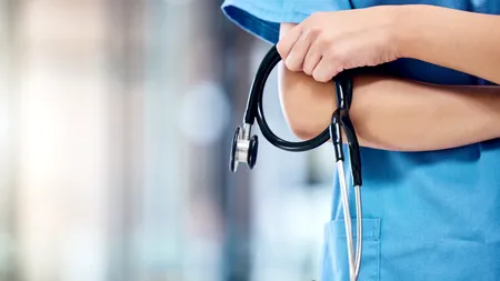 Câți bani câștigă o asistentă medicală în Spania în 2026. Și românii de aici pot câștiga acești bani