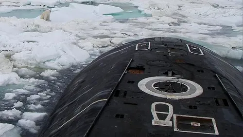 Un submarin nuclear rus a spart gheața de la Cercul Polar, pentru a arunca ceva peste bord. Acolo, nava a primit o vizită neașteptată - FOTO