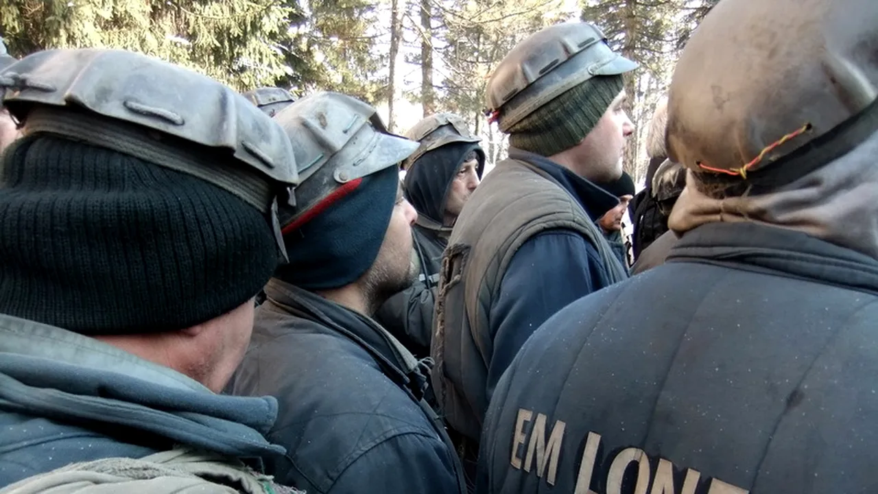 Peste 100 de mineri de la Lonea protestează în fața CEH din Petroșani, cerând demisia conducerii: Vă bateți joc de noi