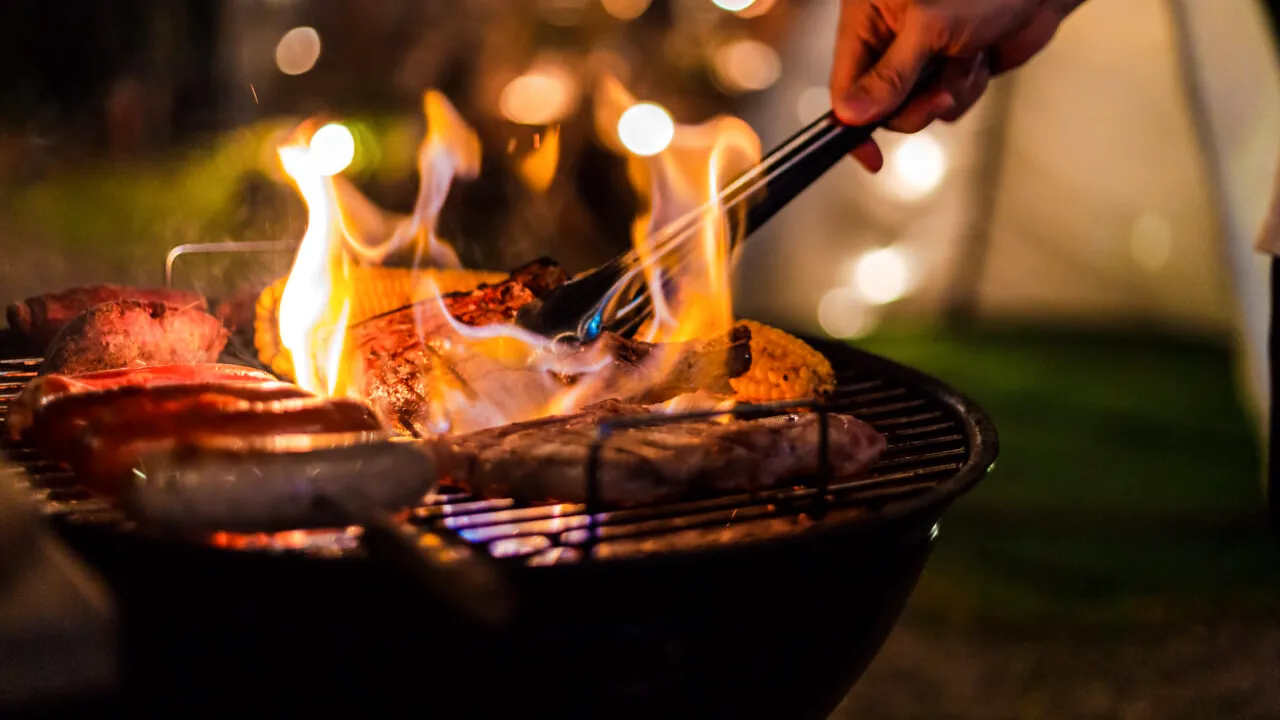 O fetiță de 4 ani și bunica ei, decedate după ce au consumat pește, gogoși, carne de porc și mezeluri EXPIRATE de Florii