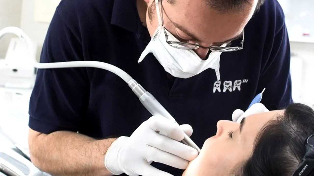 STUDIU: 80% dintre români au probleme cu dinții. Care este cea mai frecventă afecțiune orală