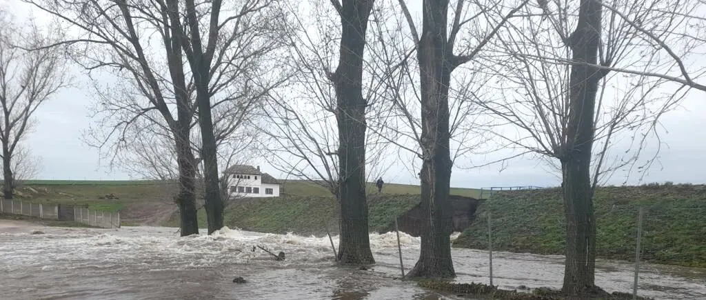 VIDEO | Un baraj din Dolj s-a rupt. Mai multe terenuri agricole au fost inundate