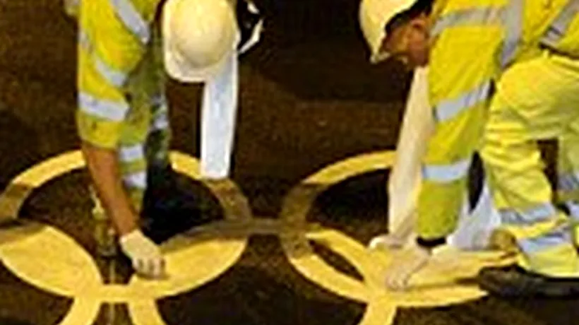 De câți muncitori londonezi e nevoie pentru a desena cinci cercuri pe asfalt. Fotografia care face furori pe internet  