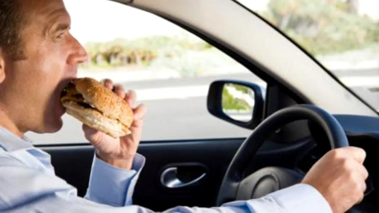 Un șofer a mâncat în timp ce conducea, un polițist l-a văzut și l-a oprit imediat. Ce s-a întâmplat după