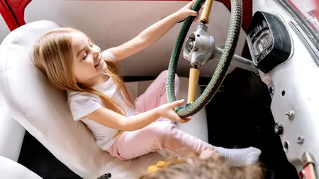 Care este vârsta la care un copil poate sta pe scaunul din față al mașinii. Ce criterii mai trebuie respectate