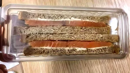 Un român a dat 70 lei pentru un sandwich cu somon, în aeroport. Cât somon avea, de fapt