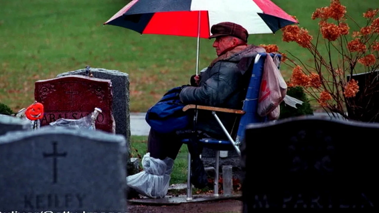 Una dintre cele mai impresionante povești de iubire: a vegheat 20 de ani la mormântul soției sale