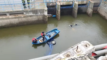 FOTO - VIDEO | Intervenţie de urgenţă în Capitală: O mașină în care se aflau doi francezi a căzut în Lacul Floreasca / Cei doi ar fi consumat droguri înainte de a se urca în autoturism