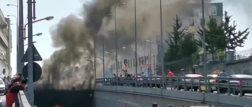 O mașină a luat foc într-un pasaj subteran din centrul orașului Craiova. Autoturismul a ars complet (VIDEO)