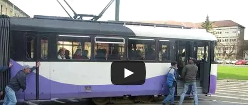VIDEO incredibil la Timișoara: Tramvai împins de călători după ce s-a oprit pe șine din cauza unei căderi de tensiune