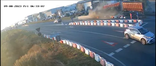 VIDEO | Accident cumplit. Momentul în care un camion spulberă un sens giratoriu