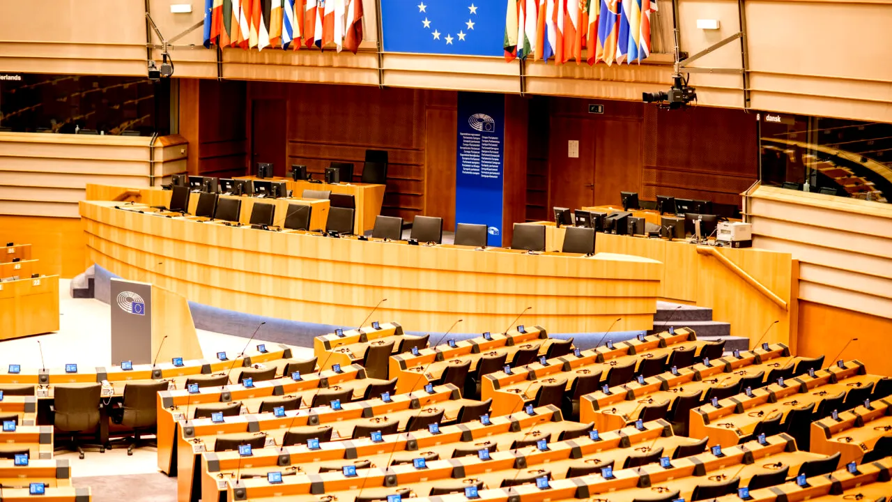 PE a votat o rezoluție prin care se solicită contestarea legalității veto-ului Austriei față de intrarea României în Schengen. Când ar urma să aderăm