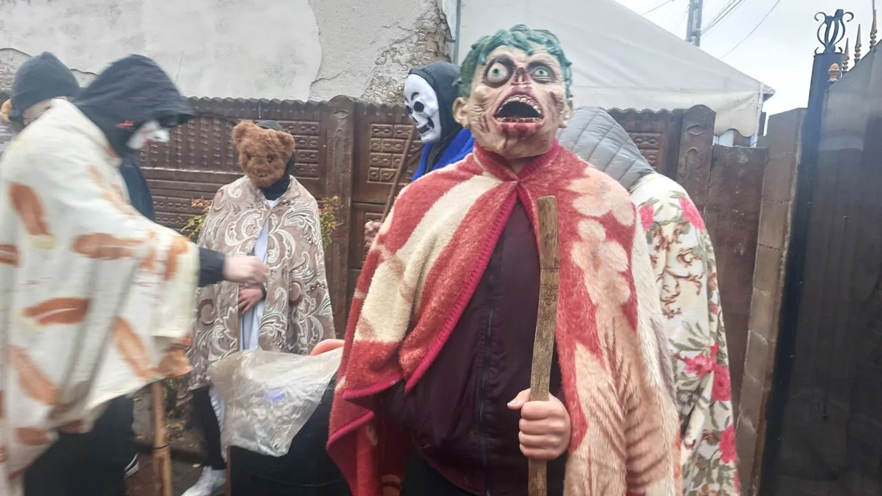 Ultima sărbătoare de iarnă. „Urâții” merg din casă în casă pentru a alunga spiritele rele (GALERIE FOTO)