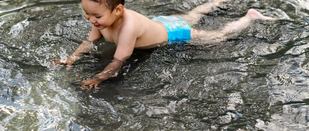 TRAGEDIE în Neamț. Un copil de 2 ani a murit înecat într-un lighean cu apă