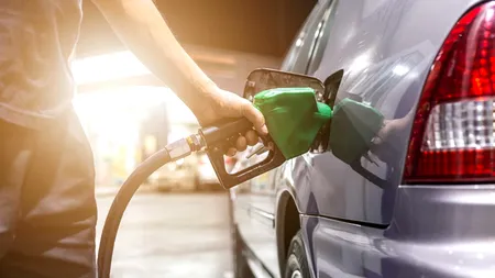 Carburanții s-au ieftinit de la miezul nopții cu 50 de bani. Cât costă acum litrul de benzină sau motorină
