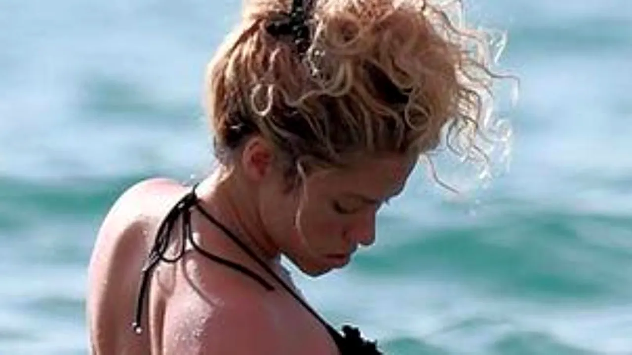 Shakira, pentru prima dată la plajă de când a devenit mămică. Cum arată în costum de baie