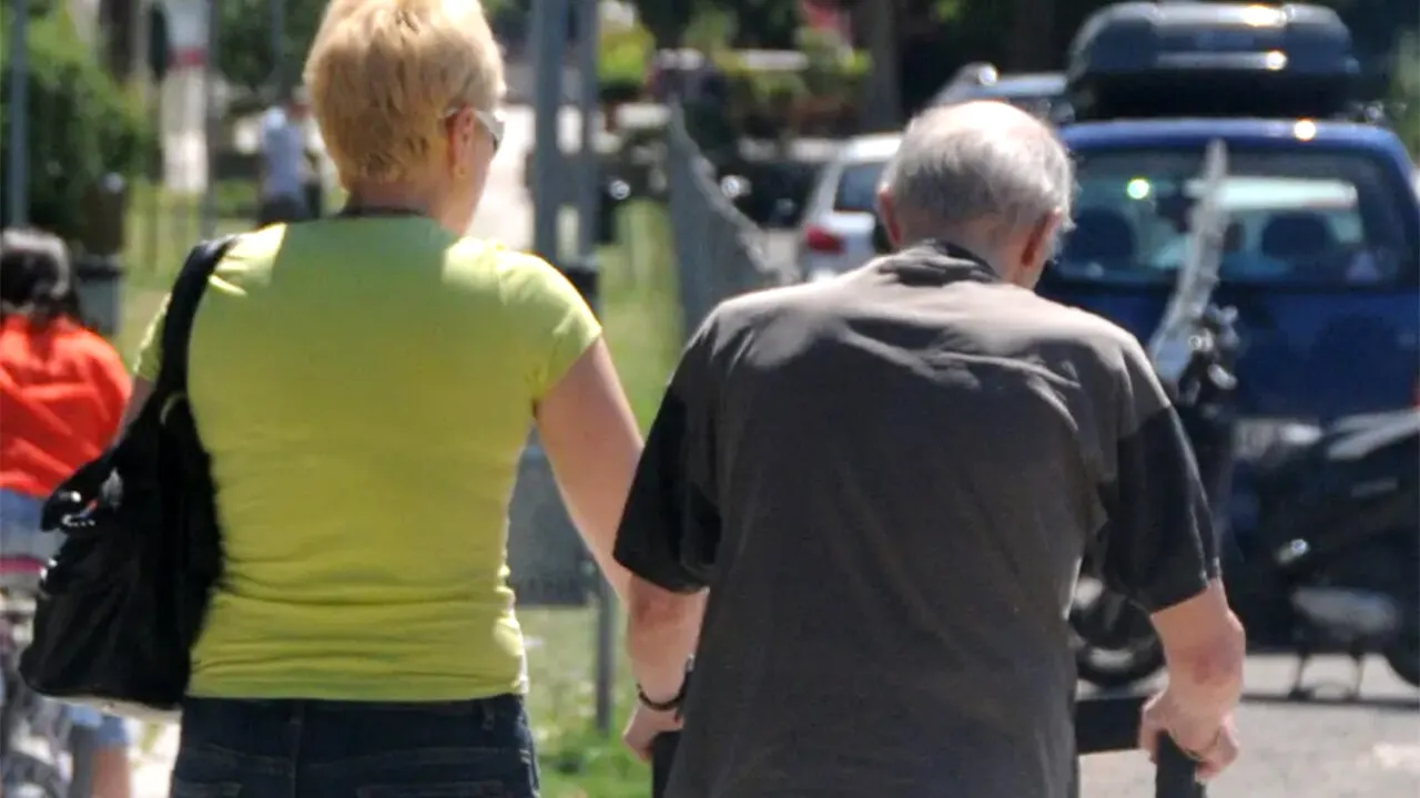 Moștenire cu scandal primită de o badantă din Italia. Ce i-a lăsat pensionarul pe care îl îngrijea, prin testament