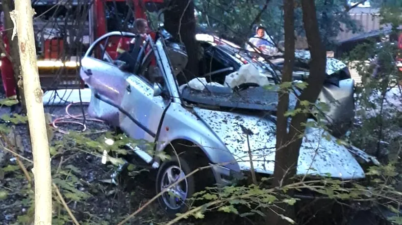 Un tânăr a murit după ce mașina pe care o conducea a intrat într-un copac în județul Constanța