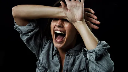 Badantă din Italia, bătută cu bestialitate în plină stradă, de un bărbat coborât dintr-o mașină. Ce pedeapsă a primit agresorul