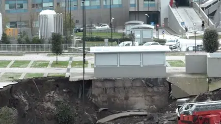 Explozie catastrofală lângă un spital din Napoli! Un crater uriaș „a înghițit” zeci de mașini! - VIDEO
