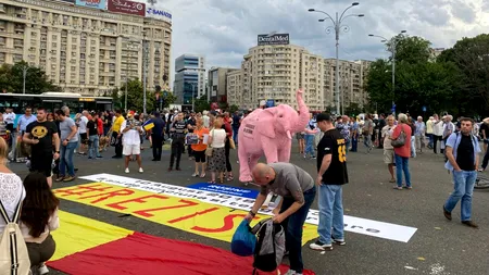 Participanții la protestul „10 august” din Piața Victoriei cer DREPTATE pentru victimele abuzurilor jandarmilor: „Vrem ca vinovaţii să plătească”