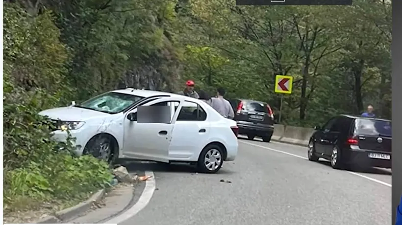 O stâncă s-a desprins de pe versant și a căzut peste o mașină, în Defileul Jiului. Șoferul a murit, iar două pasagere au fost rănite
