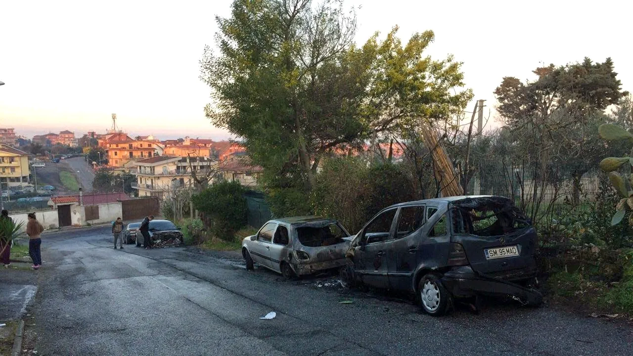 Mai multe mașini cu numere de înmatriculare românești au fost incendiate la periferia de est a Romei. 
