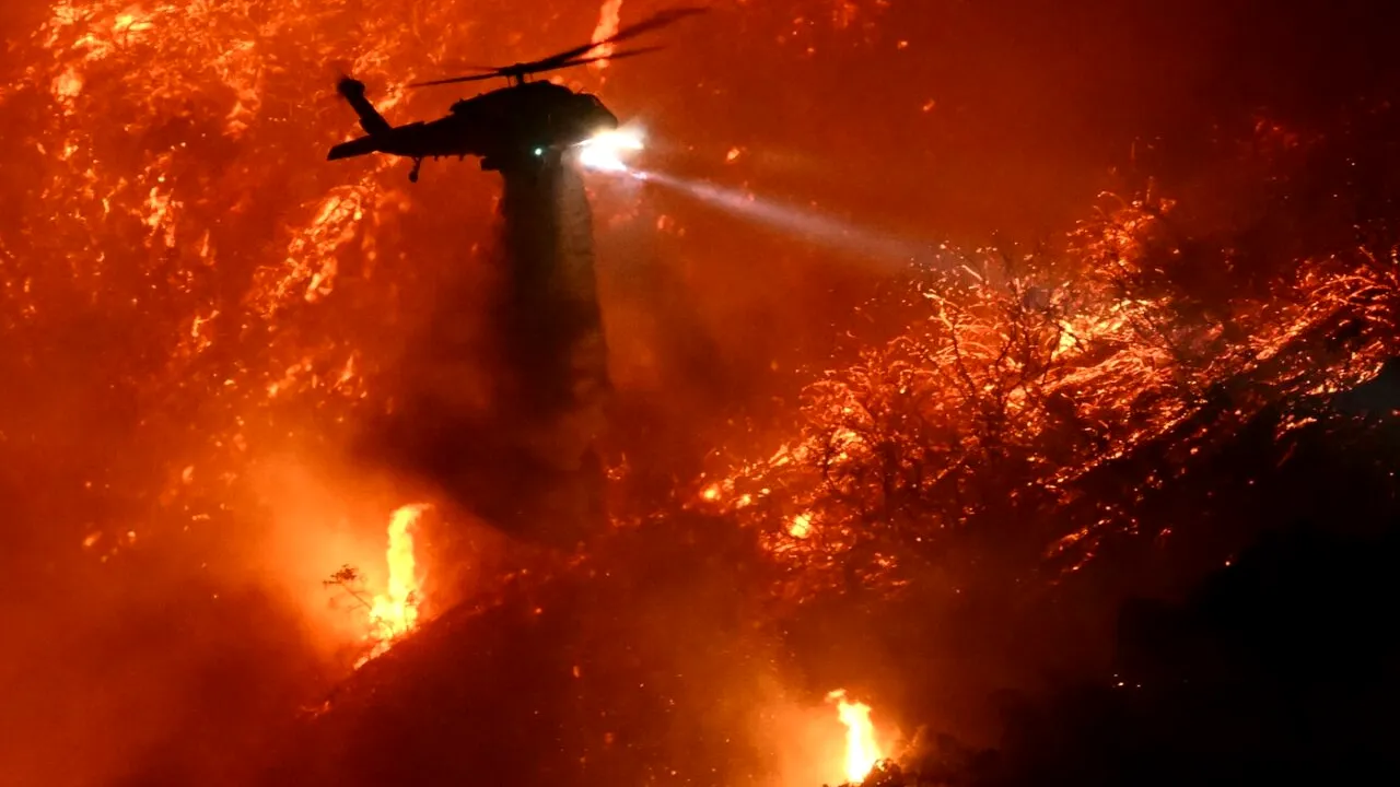 Se intensifică iadul din Los Angeles. Cod roșu de VÂNT în California. Incendiile devastatoare riscă să se extindă
