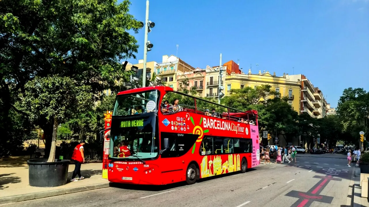 ACCIDENT cumplit în Spania, după ce două autocare cu turiști s-au ciocnit în centrul Barcelonei. 50 de persoane au fost rănite