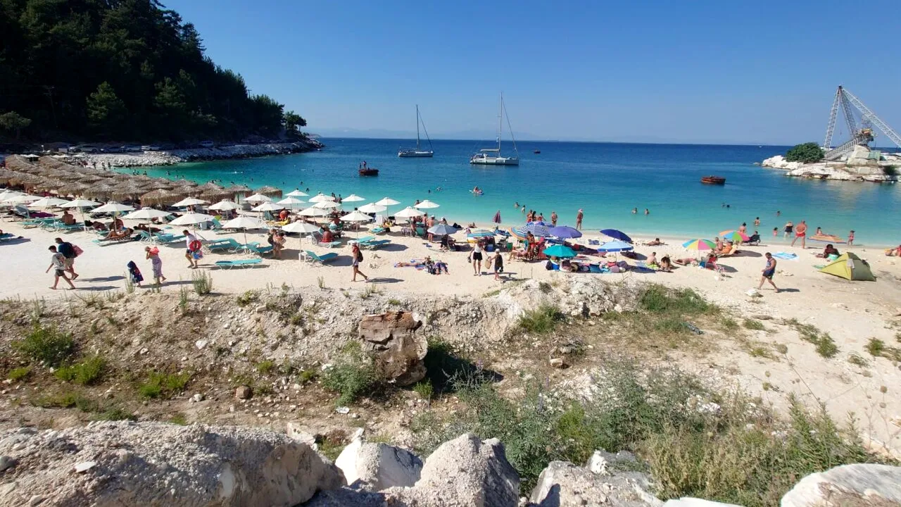 Turist român, care și-a petrecut vacanța în Grecia, DEZAMĂGIT de Thasos: „Această insulă minunată nu merită tratată ca un gunoi... la propriu”