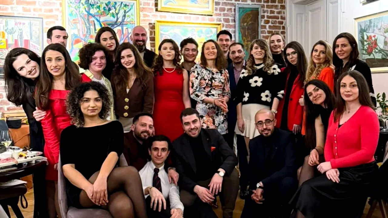 Nicușor Dan se întâlnește cu tinerii români participanți la programul „România vrea să te cunoască”