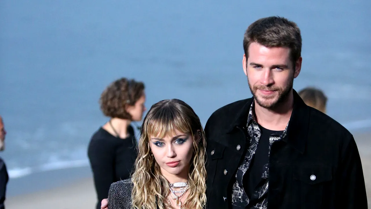 Acesta să fie motivul? Miley Cyrus și prietena ei s-au sărutat după ce au anunțat că s-au despărțit de soți