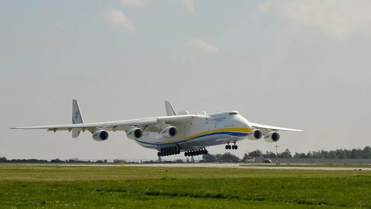 Aeroportul din Cluj a fost închis temporar, după ce trenul de aterizare al unui avion FlyEgipt a luat foc