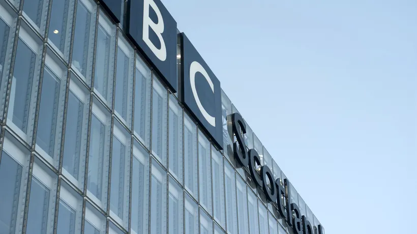 Televiziunea BBC, somată să ancheteze acuzațiile de pornografie infantilă aduse unui celebru prezentator / SCANDAL uriaș la Londra