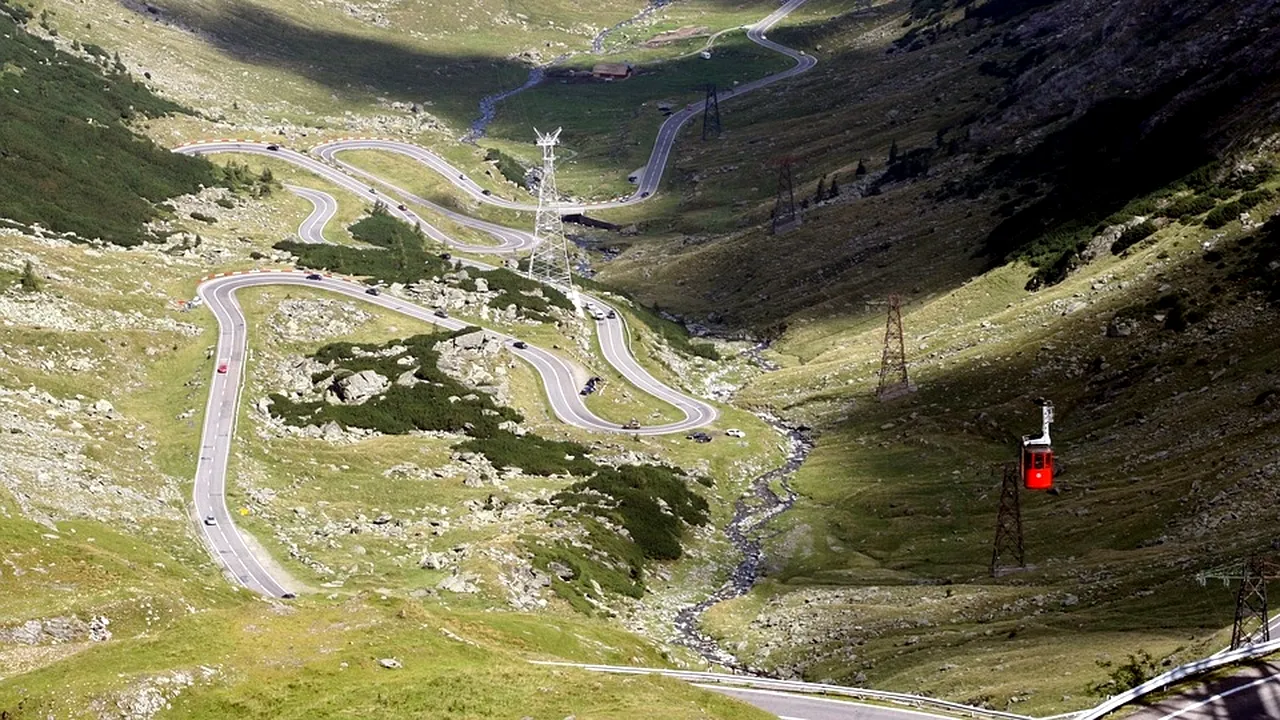 Mașină căzută într-o râpă pe Transfăgărăşan