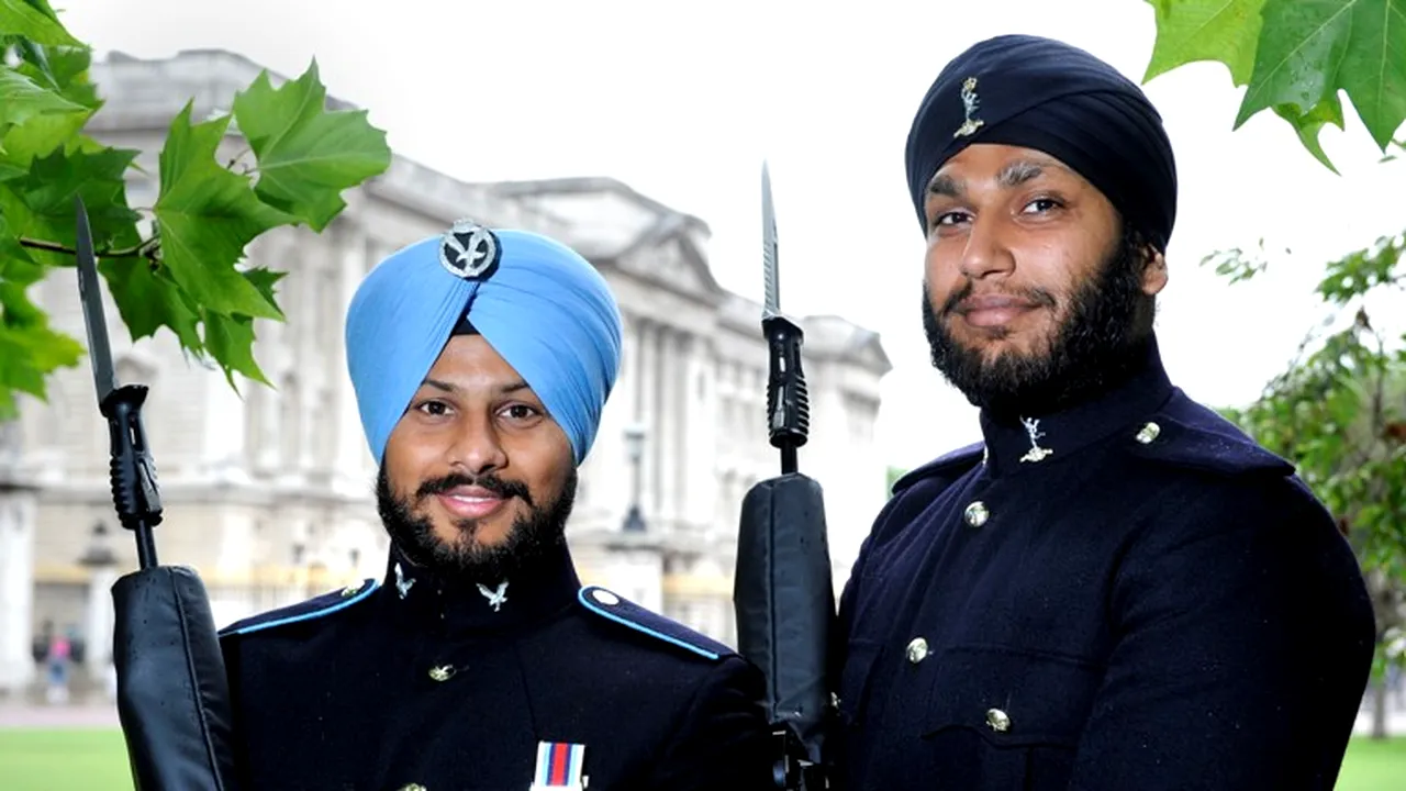 Primul soldat al Gărzilor Scoțiene cu turban în locul tradiționalei căciuli din blană