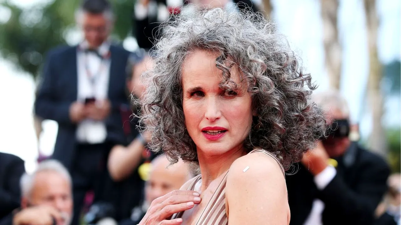 Actrița Andie MacDowell se mândrește cu vârsta și părul său gri: „Vreau să  fiu bătrână, m-am săturat să încerc să fiu tânără”