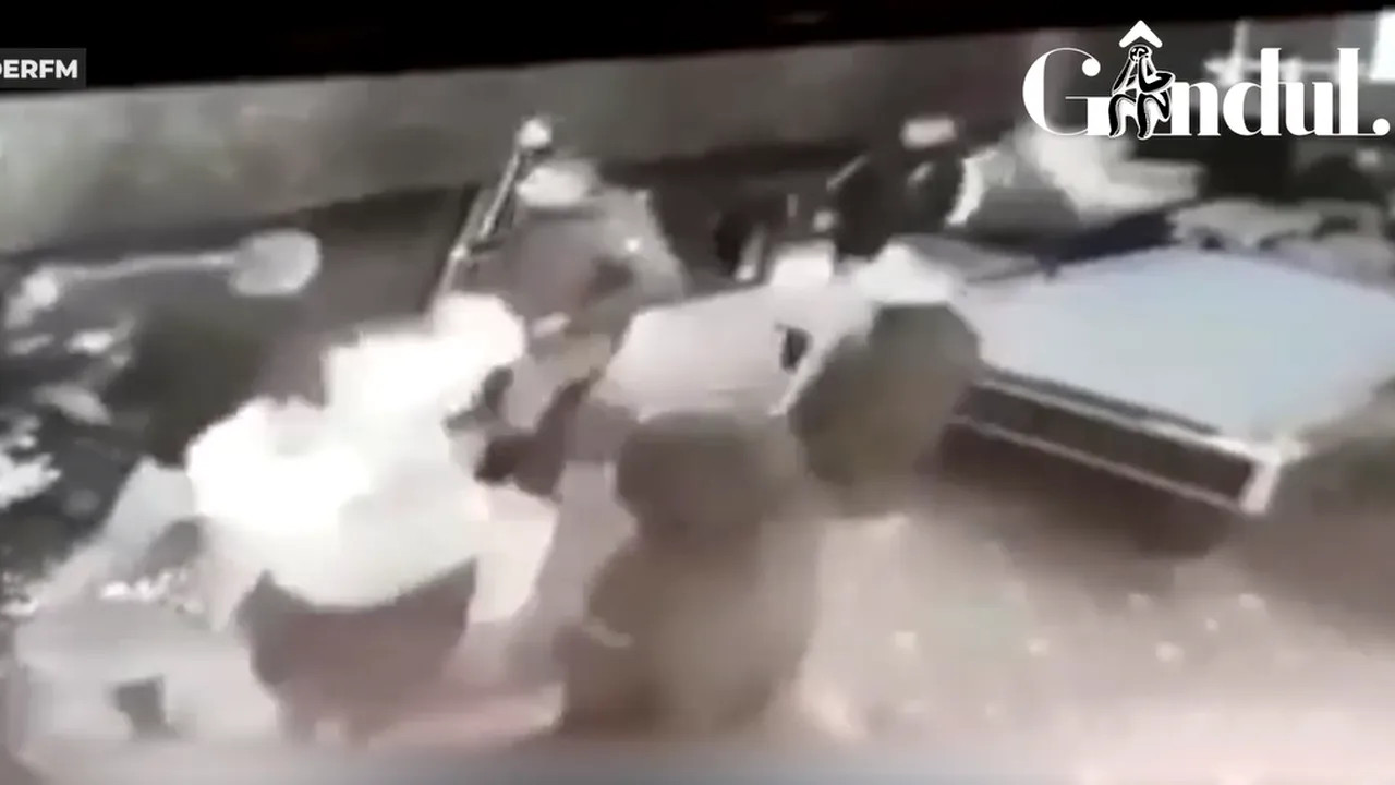 Gândul LIVE. Imagini șocante cu mai mulți bărbați care lovesc câteva persoane cu bâtele într-o sală de jocuri din Galați