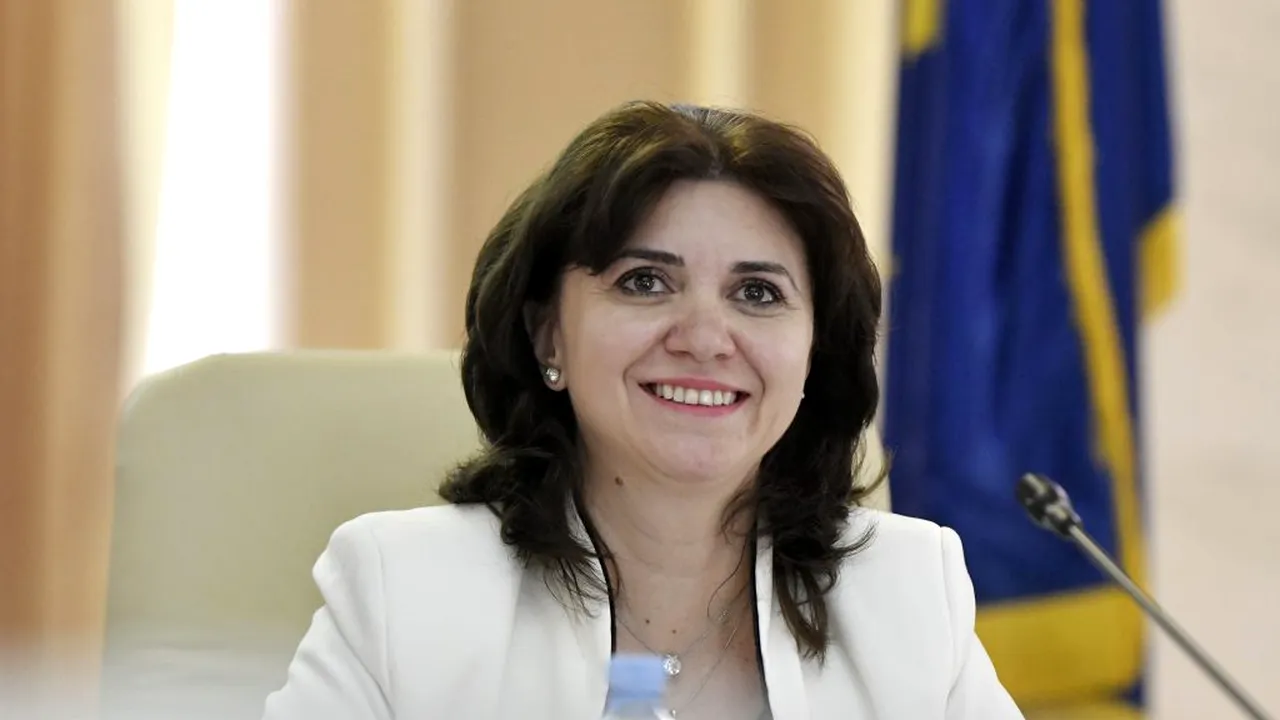 Patru asociații de elevi îi cer demisia ministrului Educației: Nu a rezolvat problema navetei 