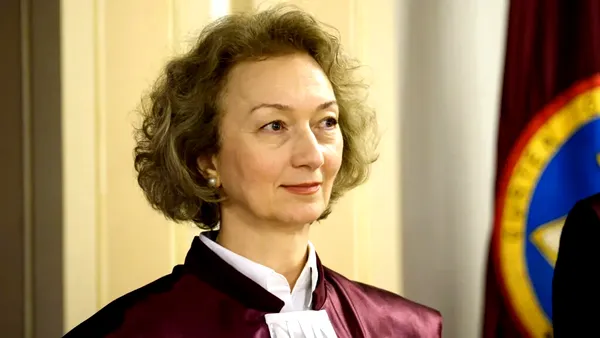 Simina Tănăsescu pleacă din țară cu o săptămână înaintea audierilor privind întâlnirea cu Bolojan din biroul Senatului. Unde va fi șefa CCR