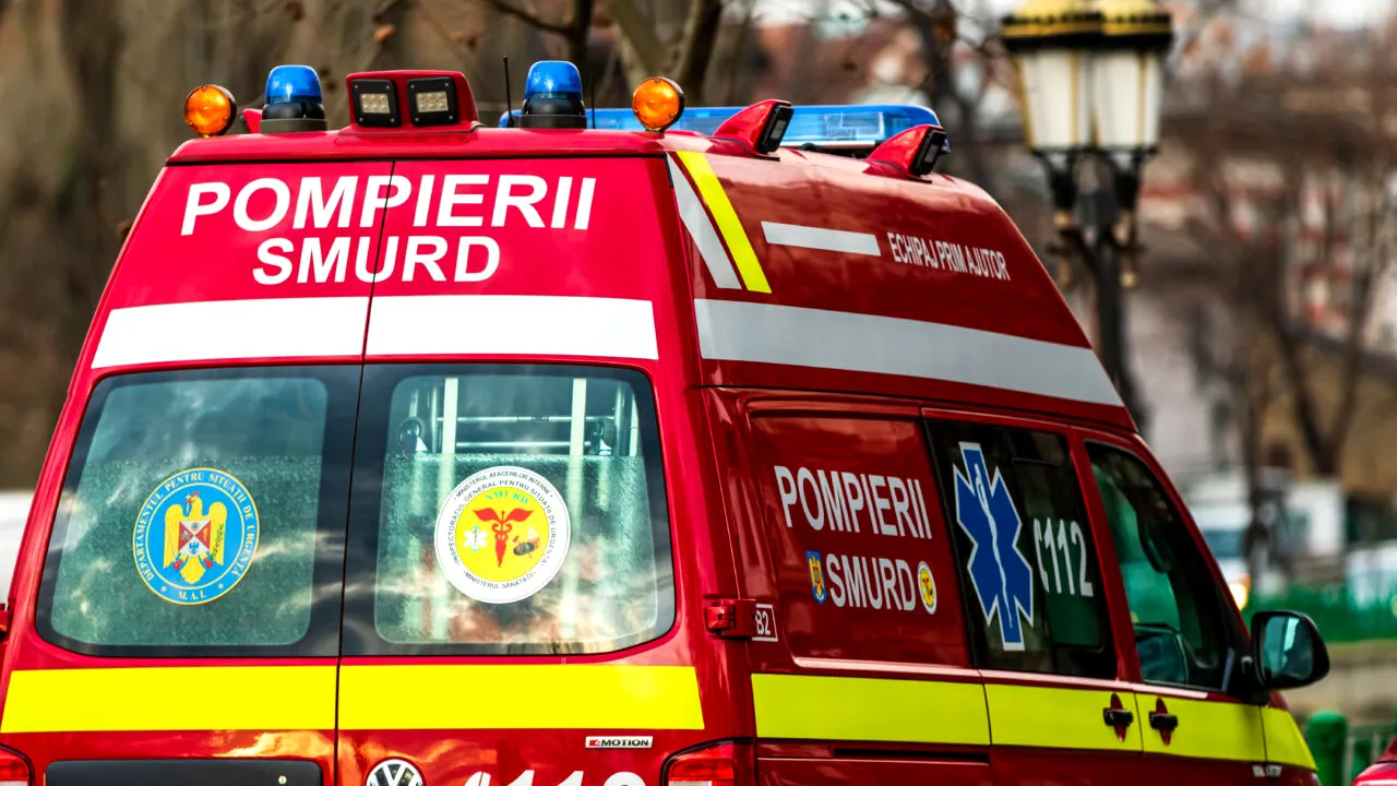 O femeie din Bihor a ajuns la spital după ce un capac de la rețeaua de gaz, desprins de pe carosabil, a lovit-o în față. Cum s-a produs incidentul